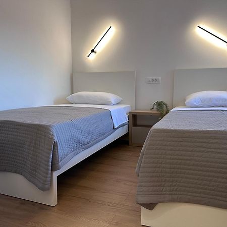 Apartmani 4 Palme Starigrad Paklenica Exterior foto