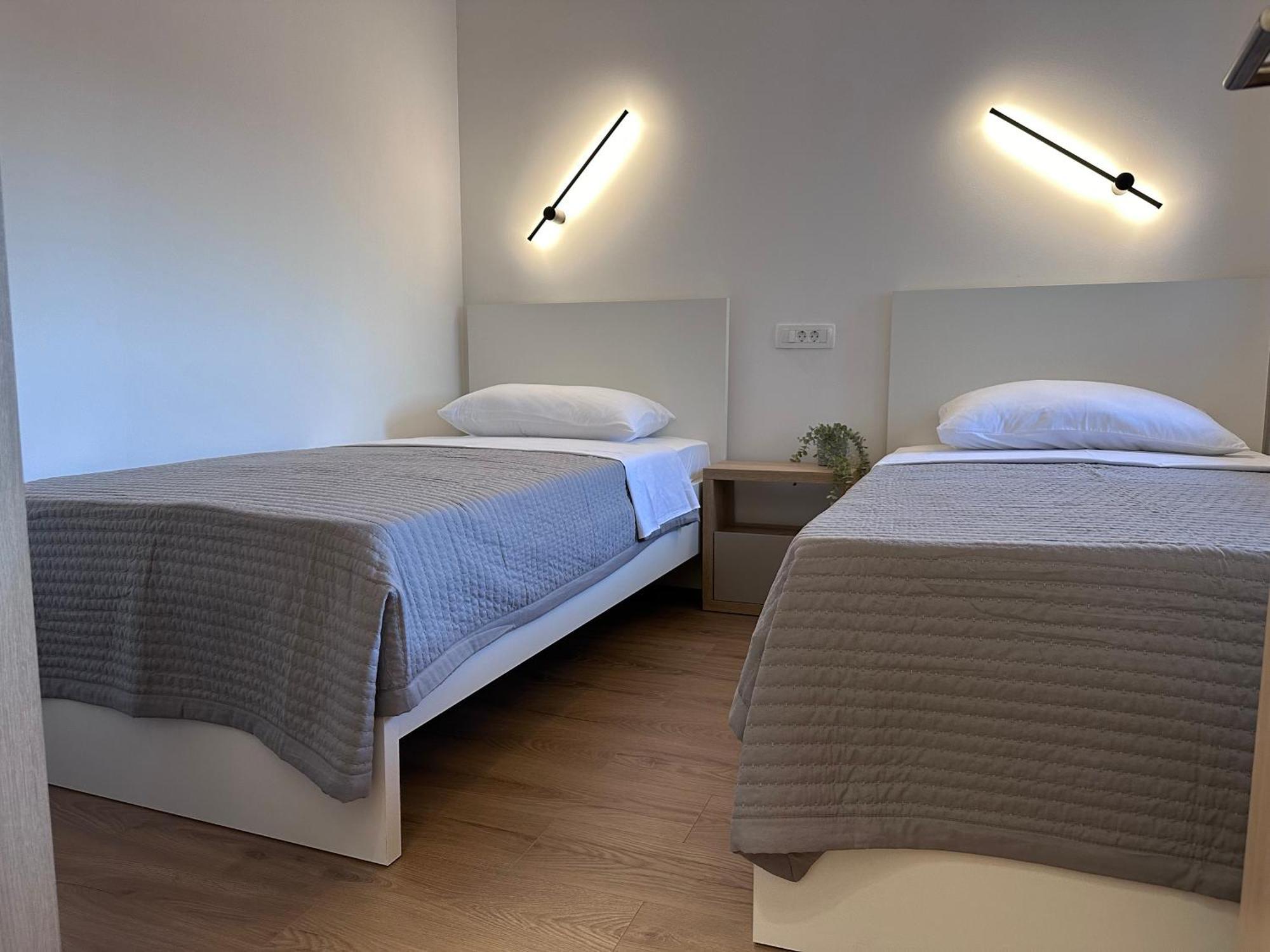 Apartmani 4 Palme Starigrad Paklenica Exterior foto