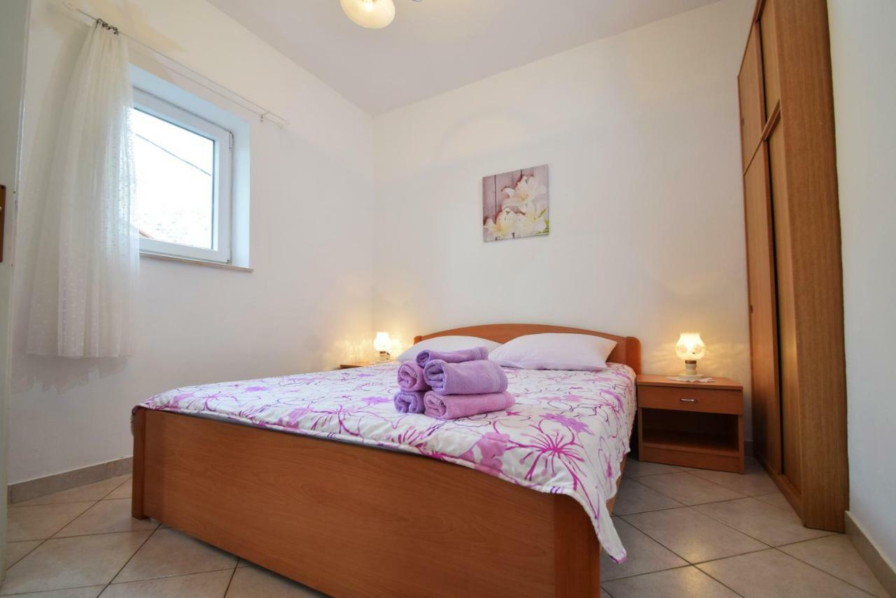 Apartmani 4 Palme Starigrad Paklenica Exterior foto