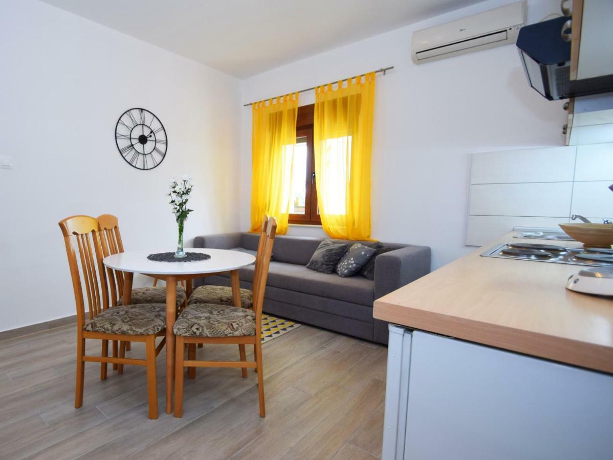 Apartmani 4 Palme Starigrad Paklenica Exterior foto