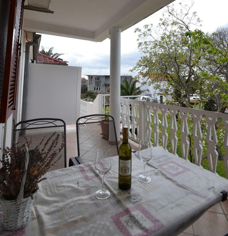 Apartmani 4 Palme Starigrad Paklenica Exterior foto