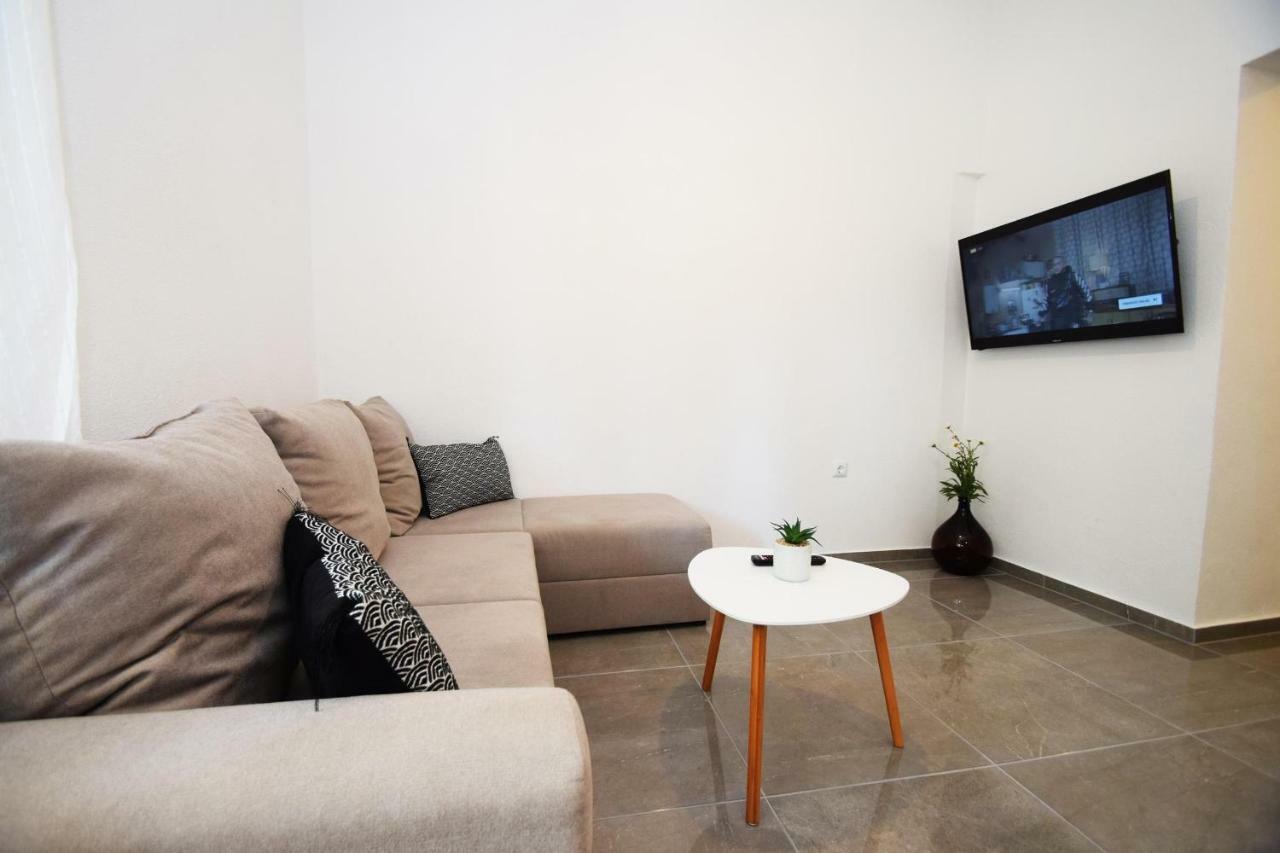 Apartmani 4 Palme Starigrad Paklenica Exterior foto